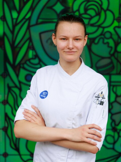 Das Team hinter den Yummy Things ✨

Heute möchten wir euch Jasmin vorstellen.

In unserer Backstube ist Jasmin vor allem für die Törtchenproduktion und deren Fertigstellung zuständig. Besonders gerne arbeitet sie mit Schokolade, probiert Neues aus und liebt die moderne und abwechslungsreiche Arbeit in der Pâtisserie.

Bei ihrer Arbeit legt Jasmin großen Wert auf Qualität und darauf, möglichst wenig zu verschwenden. Genau diese Sorgfalt steckt in den vielen kleinen, essbaren Kunstwerken, die täglich unsere Backstube verlassen.

In ihrer Freizeit betreibt Jasmin Sportschießen und nimmt auch an Wettkämpfen teil.

Jasmins Yummy-Tipp: unsere Croissants. Für sie sind sie handwerklich besonders gut umgesetzt – außen herrlich knusprig, innen luftig und fein-buttrig. Ein echter Klassiker, den einfach jeder mag. 🥐💜