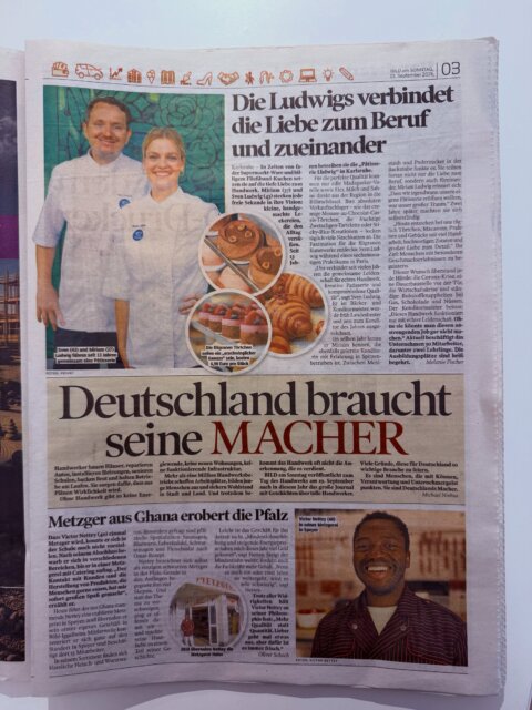 13 Jahre. Zwei Menschen. Eine Pâtisserie. Und längst ein wunderbares Team. 💜

Heute sind wir mit unserer Geschichte in der BILD am SONNTAG.

Was 2013 mit uns beiden, ziemlich viel Mut und einer großen Leidenschaft für Pâtisserie begonnen hat, ist heute so viel mehr geworden: zwei Läden, unzählige Yummy Things, viele verrückte Ideen, schöne Momente, Herausforderungen – und vor allem ein großartiges Team, das diesen Weg jeden Tag mit uns geht.

Deshalb gehört dieser Beitrag nicht nur uns beiden. Er gehört auch unserem Team. Ohne euch wäre Pâtisserie Ludwig heute nicht das, was sie ist. Danke für euren Einsatz, eure Ideen, eure Leidenschaft und dafür, dass ihr jeden Tag mit uns anpackt. 💜

Dass unsere Geschichte ausgerechnet unter dem großen Thema „Deutschland braucht seine MACHER“ erscheint, freut uns natürlich ganz besonders.

Wir glauben an echtes Handwerk und daran, Dinge selbst anzupacken – auch wenn der Weg manchmal alles andere als einfach ist.

Danke @bild für diesen schönen Beitrag über unsere Geschichte!

Miriam & Sven

Den vollständigen Artikel findet ihr über den Link in unserer Story.

#patisserieludwig #karlsruhe #patisserie #handwerk #yummythings 📸 @paul.gaertner