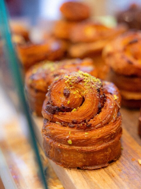 Pistazien-Schnecke 💜

Tourierter Briocheteig, von Hand gearbeitet und schön saftig – dazu ordentlich Pistazie.

Genau so mögen wir Viennoiserie: viel Handwerk, gute Zutaten und innen richtig schön weich und aromatisch.

#patisserieludwig #patisserie #karlsruhe #pistazie #viennoiserie